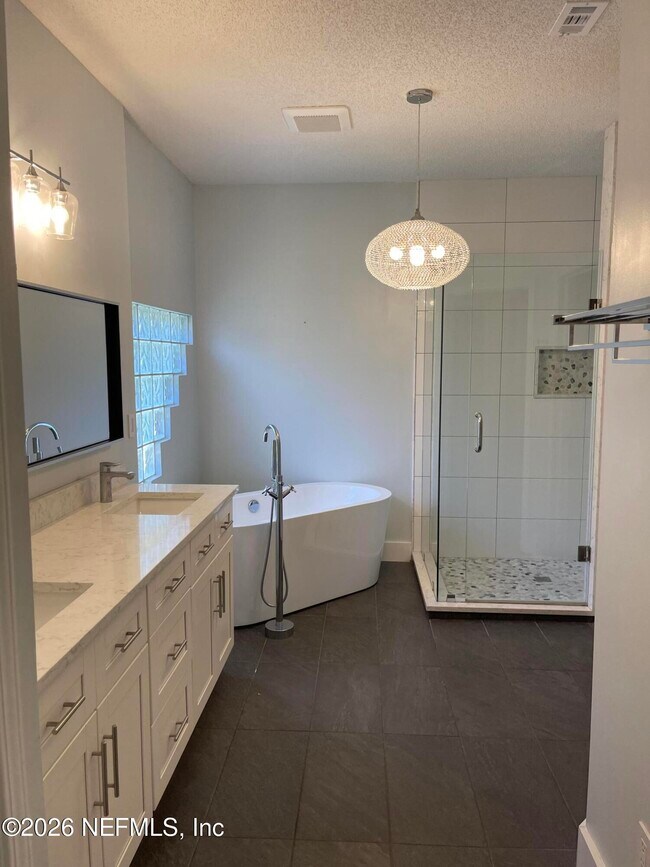 Building Photo - 3996 Richmond Park Dr E