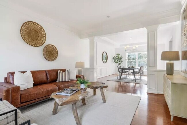 Building Photo - Executive 5BR / 4.5BA Rental In Bellevue