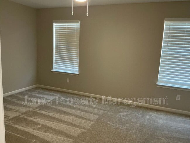 Building Photo - 616 Spencer Ln