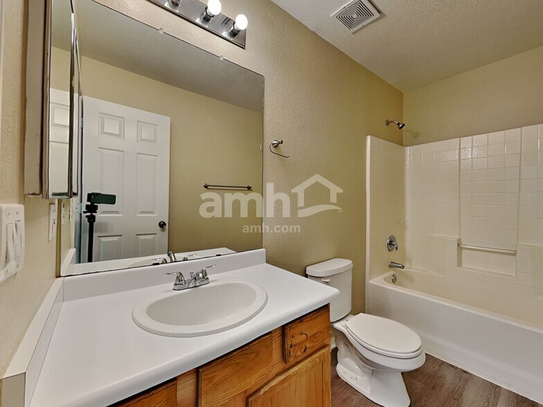 Building Photo - 2605 S Devonna Ln