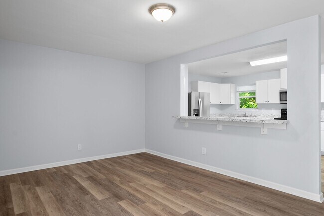 Building Photo - 4 Bed/2 1/2 Bathroom On Bus Line Undergrads Pets