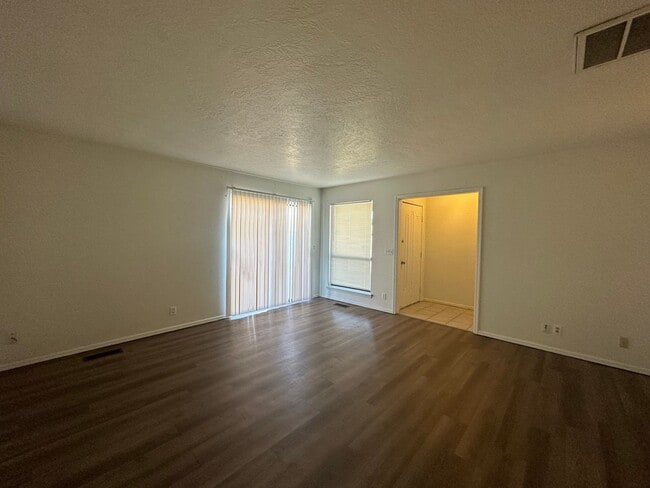 Building Photo - 2 Bed 2 Bath duplex on 10th and Council