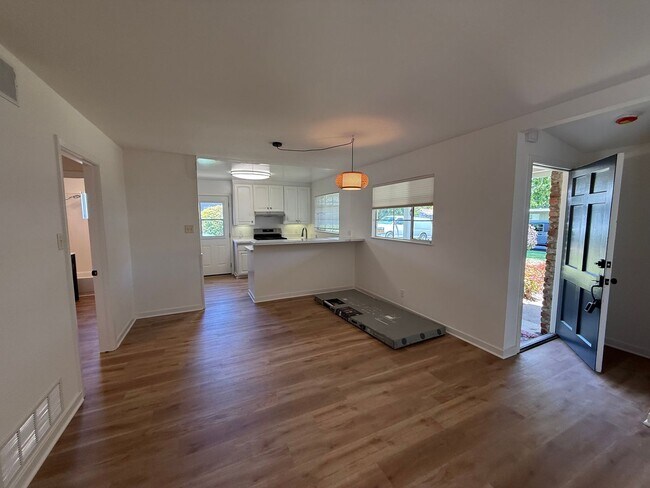 Building Photo - BEAUTIFULLY UPDATED SINGLE LEVEL 3BR/2BA HOME IN PRIME MILL VALLEY LOCATION