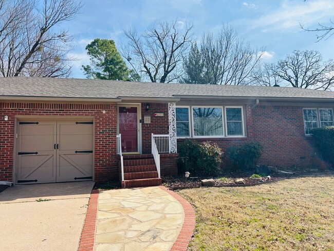 Building Photo - Absolutely gorgeous, remodeled home in beautiful location in Midtown Tulsa