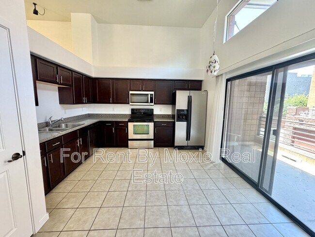 Building Photo - 330 S Farmer Ave