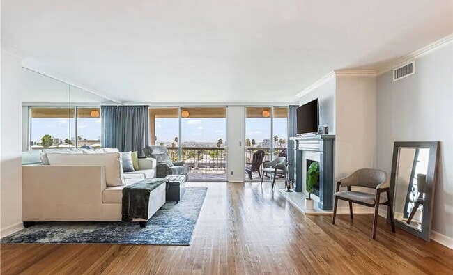 Primary Photo - Luxurious Beverly Hills Penthouse Condo wi...