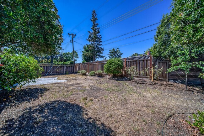 Building Photo - 5741 Seifert Ave