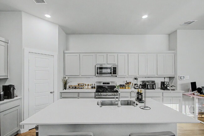 Building Photo - Experience Princeton Lifestyle
