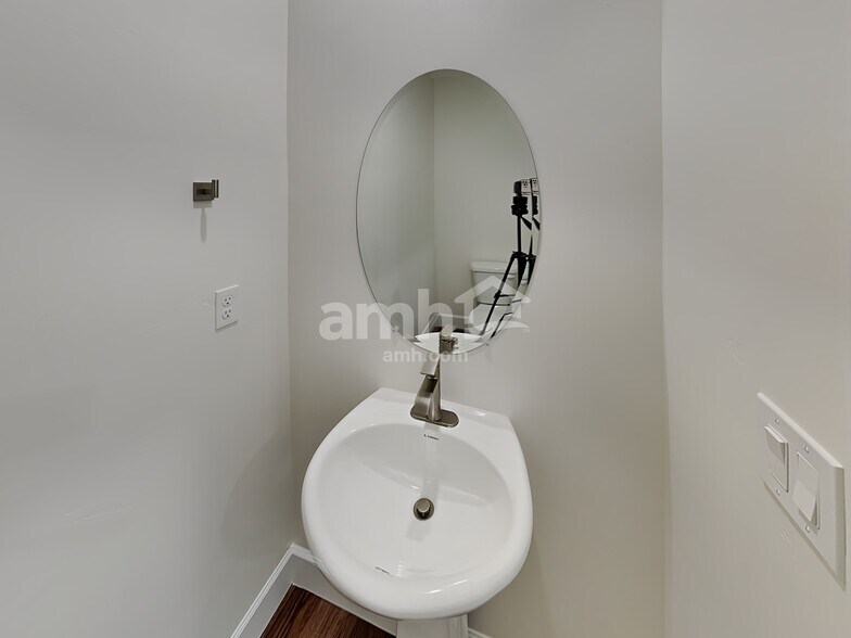 Building Photo - 226 N Dry Crk Rd