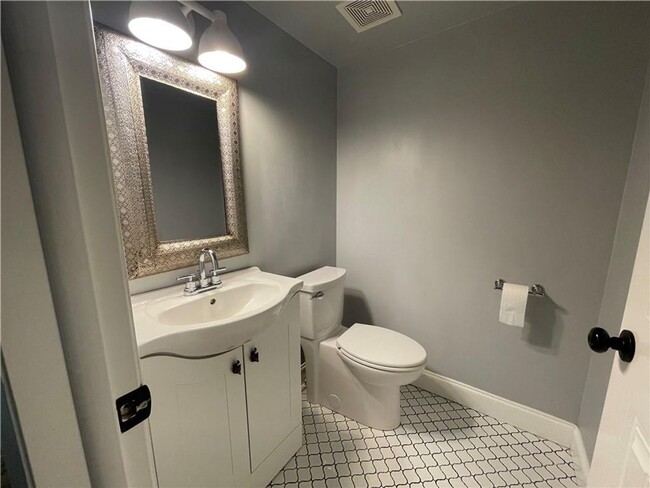 Building Photo - Gorgeous 3-Bed, 2.5-Bath Retreat Near Veterans Park