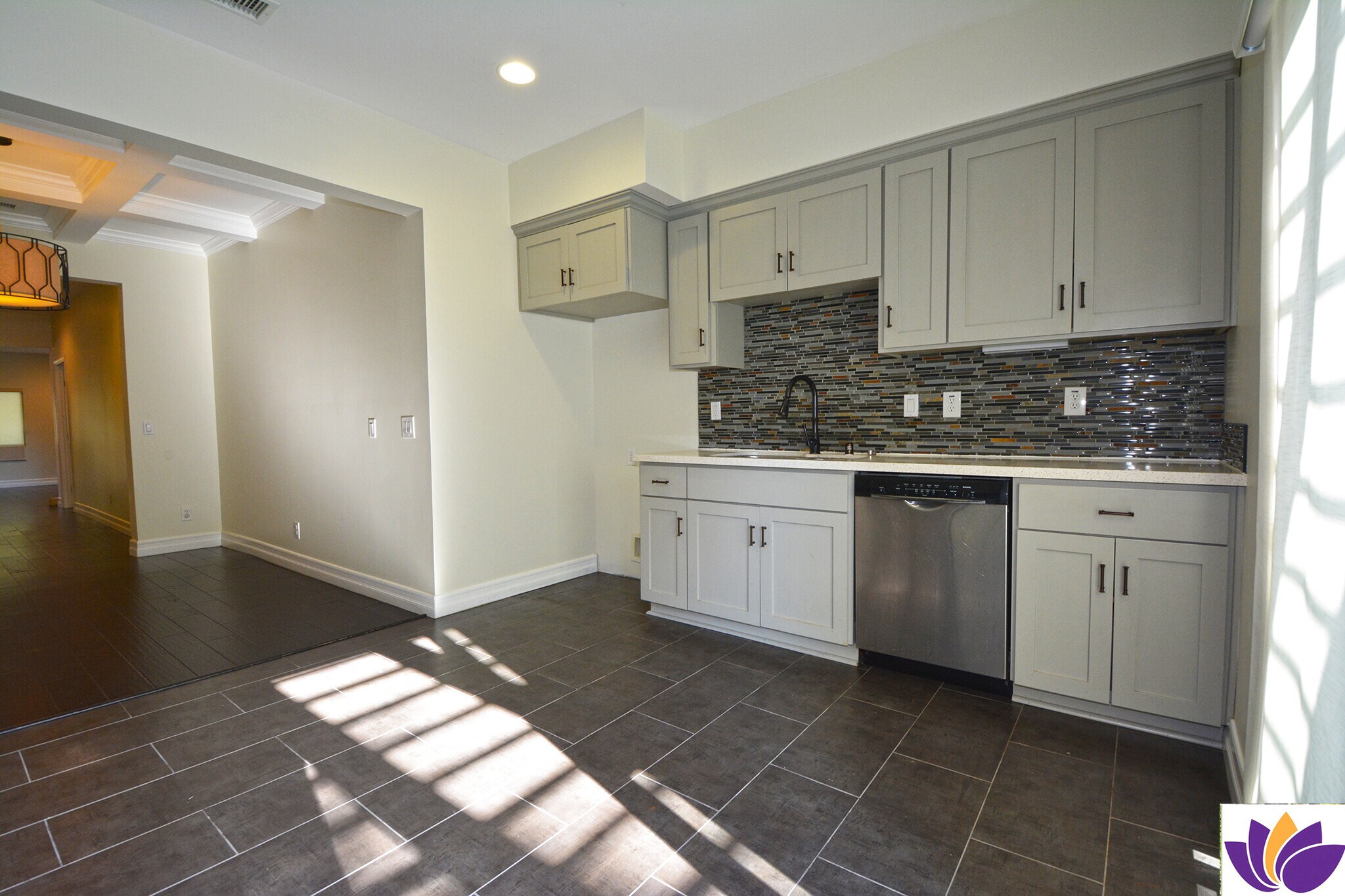 Building Photo - 1093 Avoca Ave