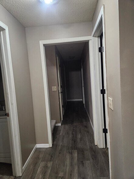 Building Photo - 10259 Englewood Dr