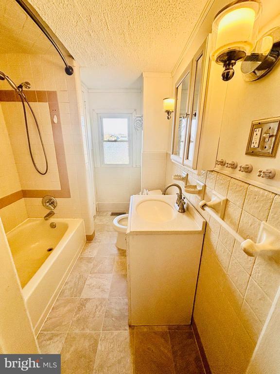 Building Photo - 243 Hall St