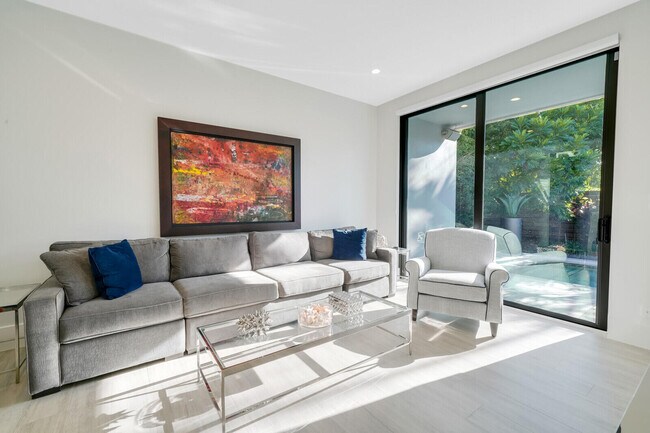 Building Photo - 4011 Bayview Dr