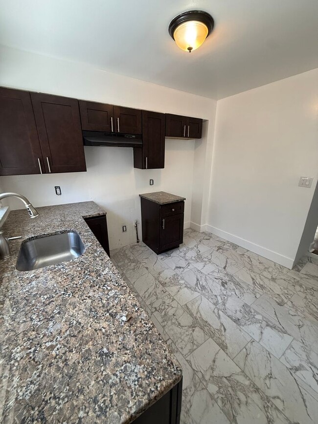 Building Photo - Charming 2-Bedroom Home in Port Richmond Available For Rent!