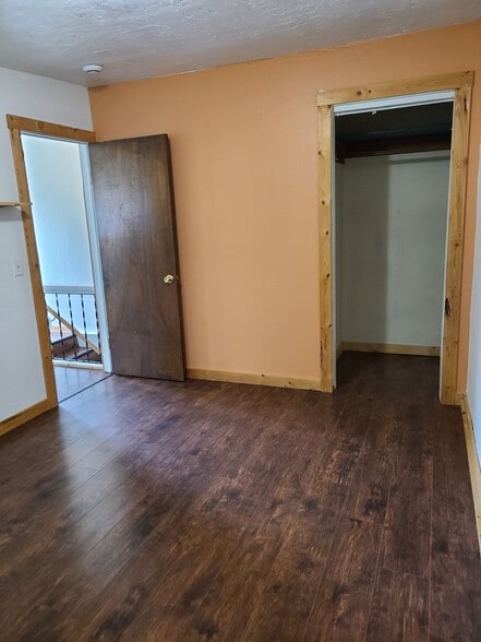 Building Photo - 500 1/2 Defoe St