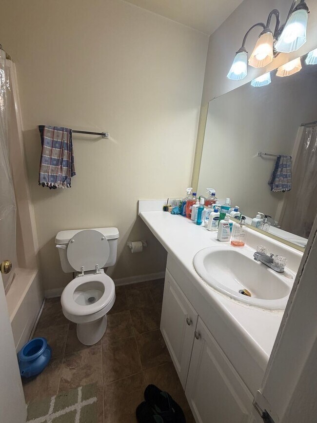 Building Photo - Claytor Square Condo | Ideal Student Living Near VT