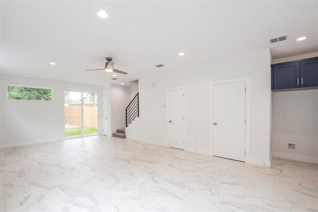 Building Photo - 616 W Dittmar Rd
