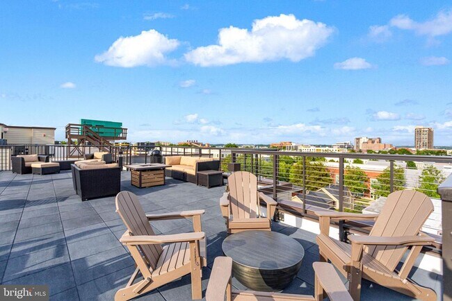 Building Photo - 701 N Henry St