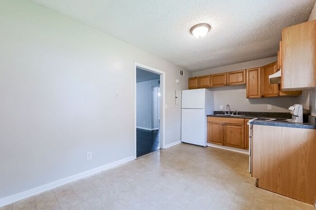 Building Photo - 1635 Line Cir