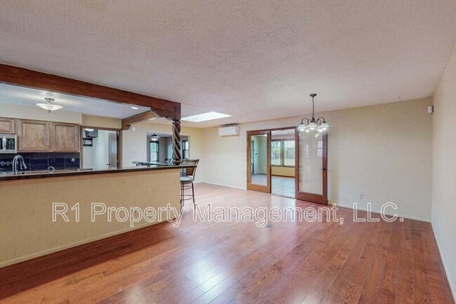 Building Photo - 501 Calle del la Angel