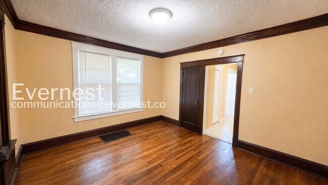 Building Photo - 2 Bed/1 Bath Home with Off-Street Parking / Coming Soon!