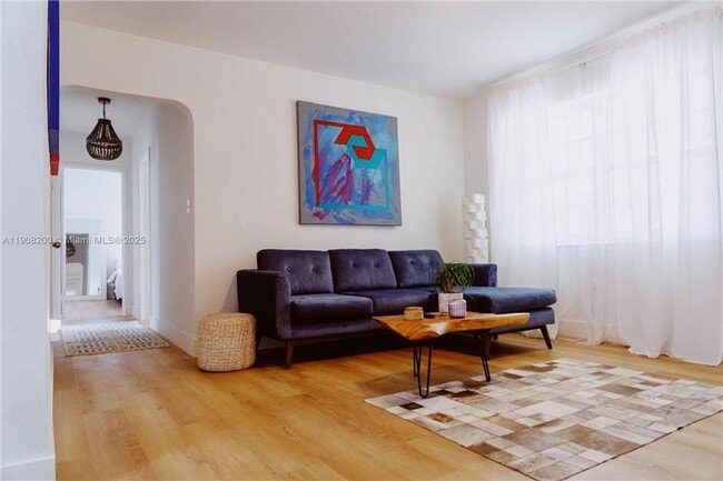 Primary Photo - 1075 NE 120th St