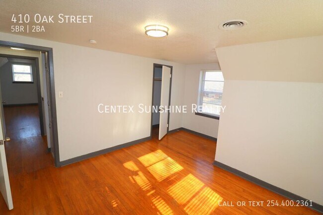 Building Photo - 410 Oak St