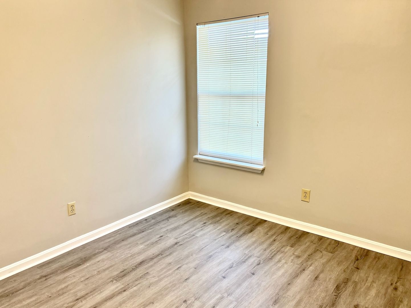Building Photo - 526 Locher Aly