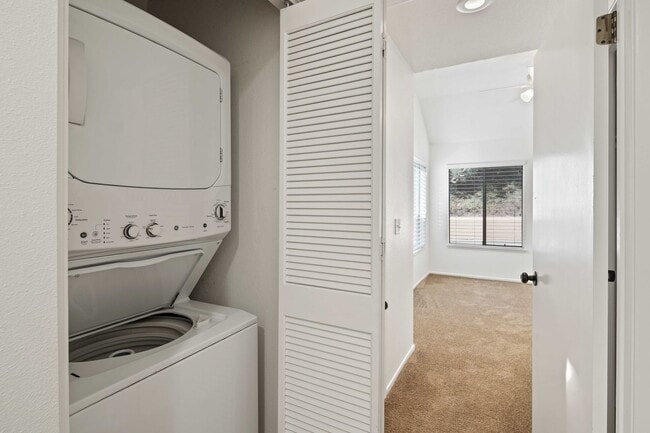 Building Photo - Gorgeous 2 Story Townhome in Valencia!