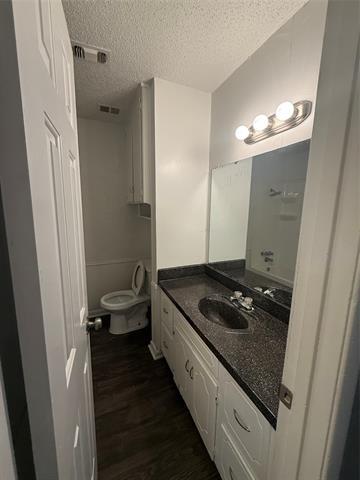 Building Photo - 708 E Pecan St