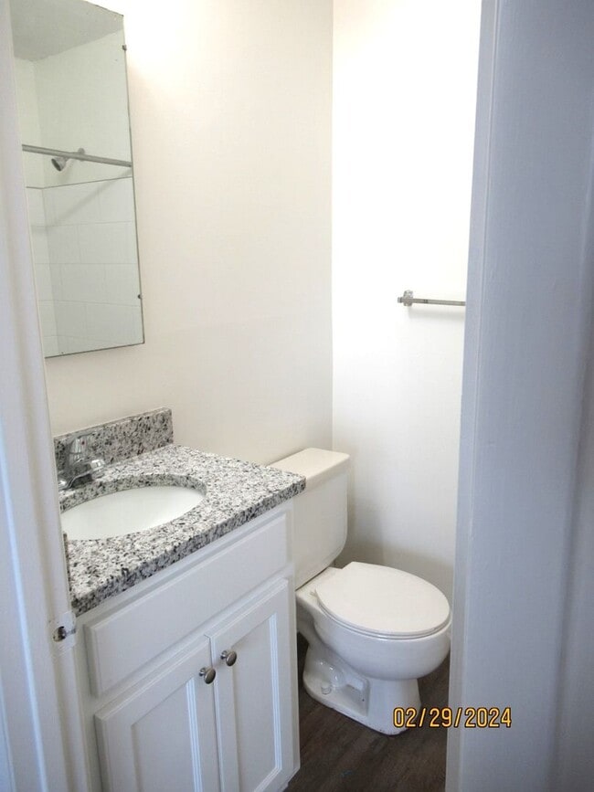 Building Photo - Newly Remodeled-Willow Run Apartment
