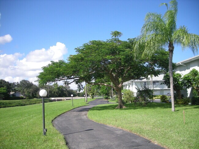 Building Photo - 2600 SW 22nd Ave