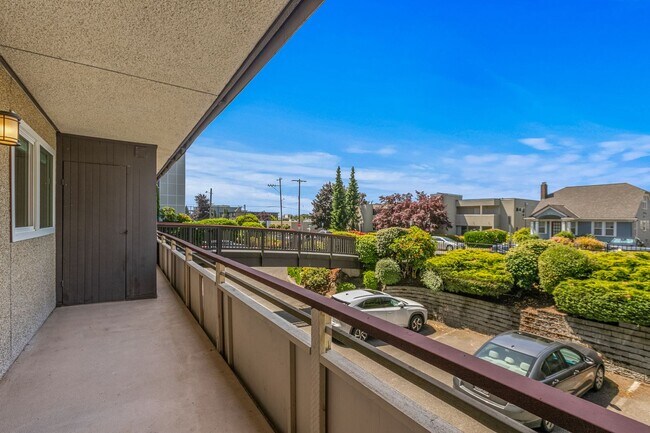 Building Photo - Large Freshly Remodeled and AIR CONDITIONE...