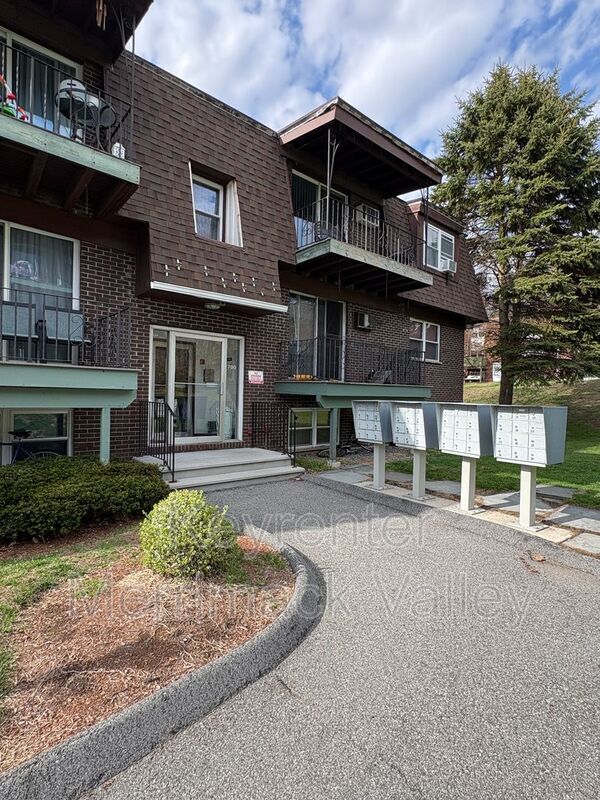 Building Photo - 700 Robbins Ave