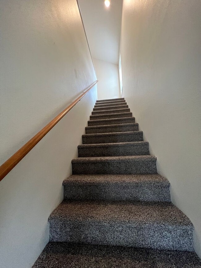 Building Photo - 3-bedroom 2 1/2-bathroom duplex