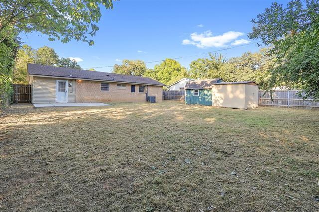 Building Photo - 2210 Sycamore Dr