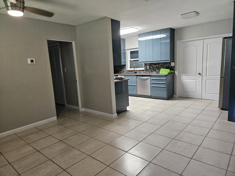 Primary Photo - 217 S Alder Dr