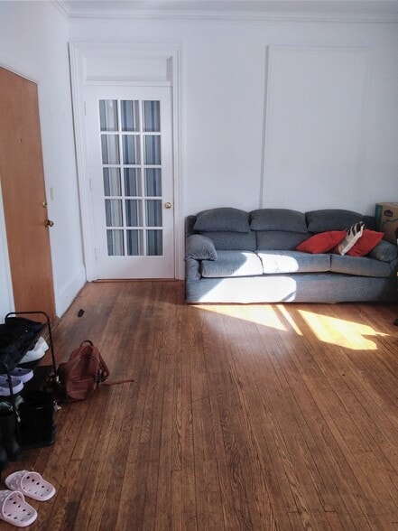 Living Room - 927 E State St