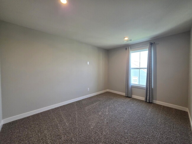Building Photo - 3 Bedroom, 2.5 Bath End Unit Townhome on C...