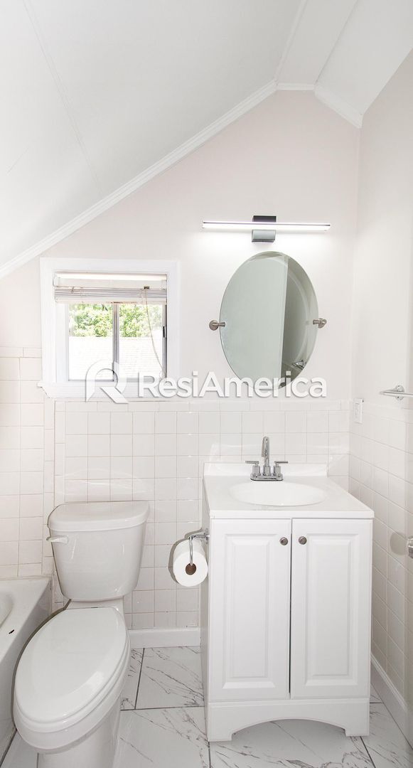 Building Photo - Beautiful 3/3 Craftsman in a Great Midtown Location!