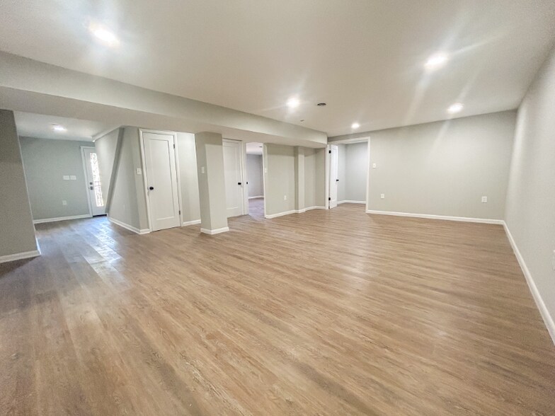 Building Photo - 15 Sloan Ln