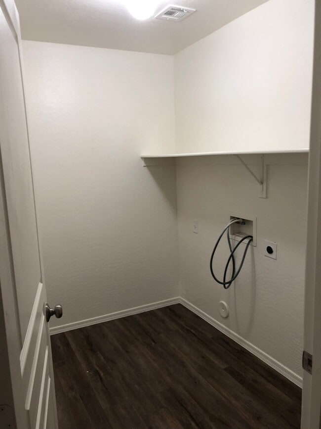 Building Photo - Massive 4 bedroom- 3 car garage- Large loft- Maricopa