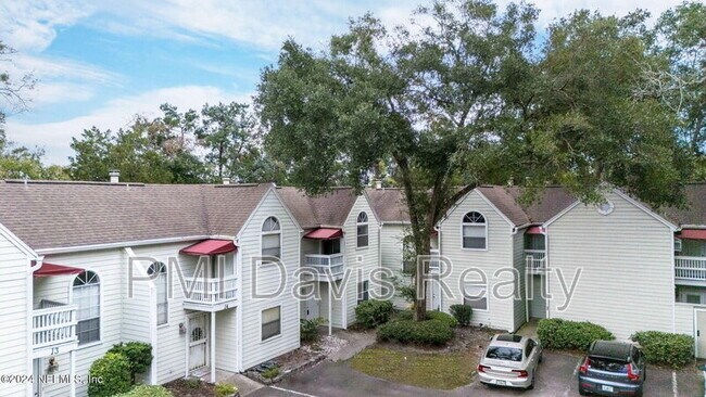 Building Photo - 2300 Twelve Oaks Dr