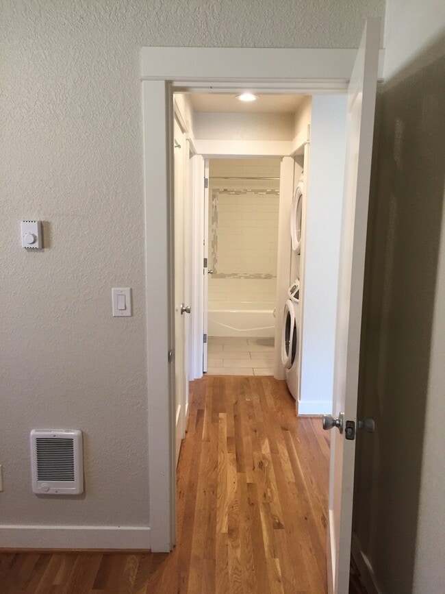 Building Photo - Remodel Spacious Living-Nook-Private Porch...