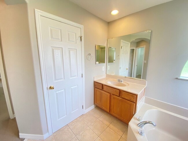 Building Photo - Spacious 4/3 Single Family Home!!