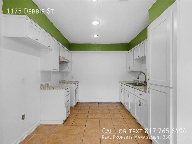 Building Photo - 1175 Debbie Dr
