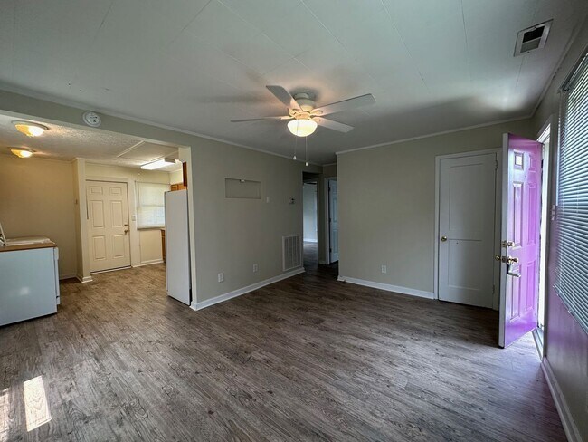 Building Photo - 1528 Redwood Dr