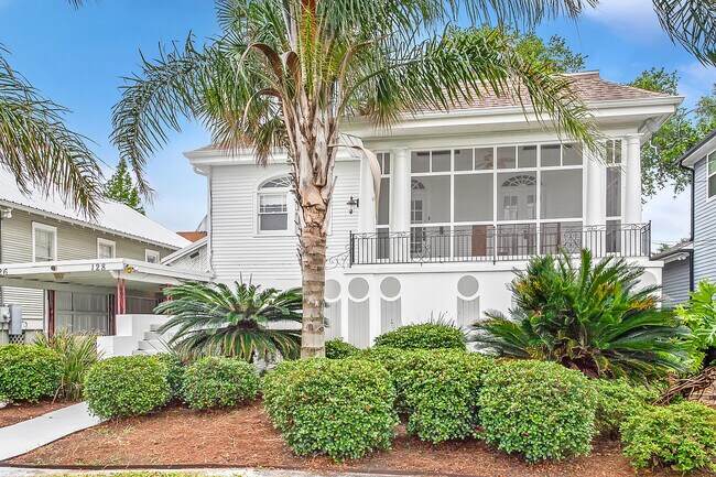 Charming Neighborhood Unit - 126 Mound Ave