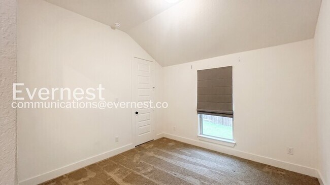 Building Photo - Charming Rental with Pool & 2-Car Garage  / Fenced-Yard / Off-street Parking / Available now!